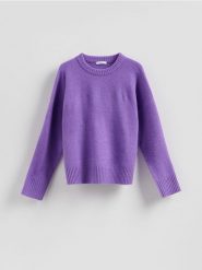 Sweter z obniżoną linią ramion - fioletowy. Fioletowe swetry Reserved, l, bez wzorów, z dzianiny, bez ramiączek. Za 129.99 zł.