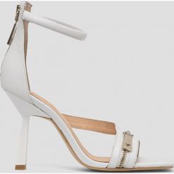 Guess sandały skórzane Jeomie kolor biały. Białe sandały Guess, z aplikacjami, z materiału, bez obcasa, na obcasie, bez zapięcia. Za 779.99 zł.