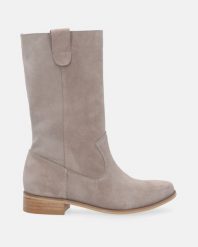 SZARE BOTKI ZE SKÓRY ZAMSZOWEJ 105151 1055 C GR. Szare botki Venezia, bez wzorów, ze skóry, bez obcasa, bez zapięcia. Za 549.00 zł.