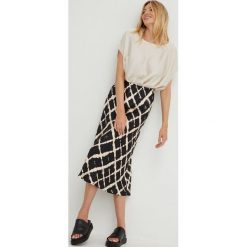 Answear Lab bluzka z jedwabiem kolor beżowy. Brązowe bluzki Answear Lab, m, bez wzorów, z satyny, bez kołnierzyka, bez ramiączek. Za 149.99 zł.
