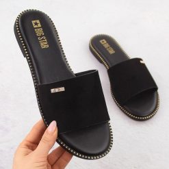 Klapki damskie zamszowe czarne Big Star RR274618. Czarne klapki BIG STAR, bez wzorów, z materiału, retro, bez obcasa, bez zapięcia. Za 139.99 zł.