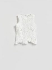 Ażurowa bluzka - biały. Białe bluzki Reserved, l, w ażurowe wzory, z dzianiny, bez kołnierzyka, bez ramiączek. Za 109.99 zł.