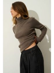 AUTHENTIC CASHMERE Kaszmirowy golf "Linda" w kolorze khaki rozmiar: S. Brązowe swetry AUTHENTIC CASHMERE, s, bez wzorów, z kaszmiru, bez ramiączek. Za 501.57 zł.