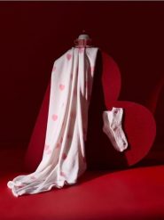 Zestaw: skarpetki i koc w serca - różowy. Czerwone skarpetki Sinsay, bez wzorów. Za 35.99 zł.