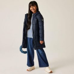 Płaszcz dziecięcy zimowy Junior Embrie. Niebieskie płaszcze Regatta, na zimę, bez wzorów, z puchu, eleganckie, bez kaptura. W wyprzedaży za 229.99 zł.