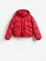 Krótka kurtka z puchem - czerwony. Czerwone kurtki Reserved, l, bez wzorów, z puchu, bez kaptura. Za 279.99 zł.