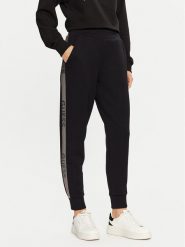 Guess Spodnie dresowe W5RB00 KBYE2 Czarny Regular Fit. Czarne spodnie dresowe Guess, z aplikacjami, z dresówki. Za 499.99 zł.