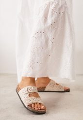Beżowe Klapki na Podeszwie z Imitacji Korka z Szydełkowymi Paskami z Klamrami Carilorin. Brązowe klapki Born2be, bez wzorów, boho, bez obcasa, na płaskiej podeszwie, bez zapięcia. Za 89.99 zł.