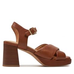 Sandały Clarks. Brązowe sandały Clarks, bez wzorów, bez obcasa, na słupku, bez zapięcia. Za 679.99 zł.