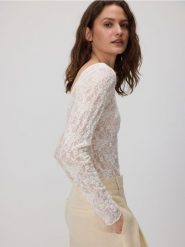 Strukturalna bluzka z bawełną - złamana biel. Bluzki Reserved, l, bez wzorów, z bawełny, bez kołnierzyka, bez ramiączek. W wyprzedaży za 99.99 zł.