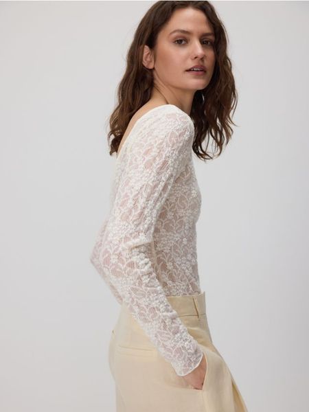 Strukturalna bluzka z bawełną - złamana biel. Bluzki Reserved, l, bez wzorów, z bawełny, bez kołnierzyka, bez ramiączek. W wyprzedaży za 99.99 zł.