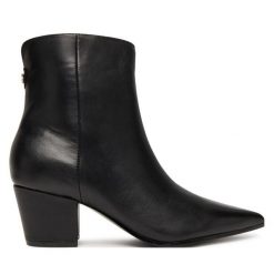 Botki Guess. Czarne botki Guess, z aplikacjami, bez obcasa, na słupku, bez zapięcia. Za 1,059.00 zł.