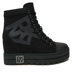 Botki DKNY. Czarne botki DKNY, bez wzorów, bez obcasa, na koturnie, bez zapięcia. Za 779.99 zł.