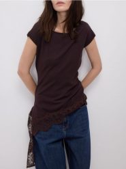 Bluzka z koronkowym wykończeniem - ciemnobrązowy. Brązowe bluzki Reserved, l, bez wzorów, z dzianiny, bez kołnierzyka, bez ramiączek. Za 99.99 zł.