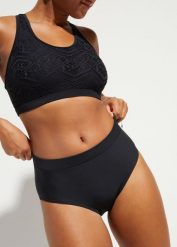 Figi bikini maxi shape, lekki stopień modelowania sylwetki. Czarne bikini bonprix, bez wzorów, eleganckie. Za 62.99 zł.