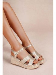 Foreverfolie Sandały w kolorze złotym na koturnie rozmiar: 40. Żółte sandały Foreverfolie, bez wzorów, z otwartym noskiem, bez obcasa, na koturnie, bez zapięcia. Za 117.99 zł.