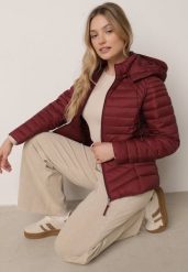 Bordowa Klasyczna Kurtka Przejściowa z Pikowaniem i Odpinanym Kapturem Pretiella. Czerwone kurtki Born2be, l, bez wzorów, z jeansu, klasyczne. Za 119.99 zł.