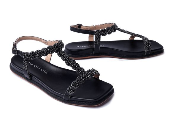 ALMA EN PENA V240841 napa black, sandały damskie. Czarne sandały Alma En Pena, bez wzorów, bez obcasa, bez zapięcia. Za 554.90 zł.