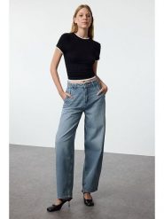 Trendyol Dżinsy - Comfort fit - w kolorze błękitnym rozmiar: 38. Niebieskie jeansy Trendyol, bez wzorów, klasyczne. Za 95.99 zł.