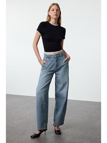 Trendyol Dżinsy - Comfort fit - w kolorze błękitnym rozmiar: 38. Niebieskie jeansy Trendyol, bez wzorów, klasyczne. Za 95.99 zł.