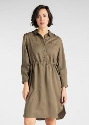 LEE 70s DRESS DAMSKA SUKIENKA KOSZULOWA OLIVE GREEN L50PJYNX 112111377. Zielone sukienki Lee, l, bez wzorów, bez kołnierzyka, bez ramiączek, koszulowe. Za 179.99 zł.