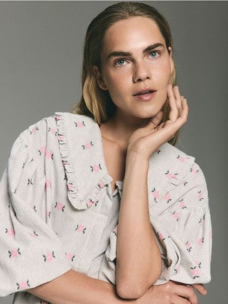 Koszula z ozdobnym kołnierzem - wielobarwny. Koszule Reserved, l, bez wzorów, z bawełny, bez kołnierzyka, bez ramiączek. Za 159.99 zł.