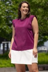Bluzka wieczorowa przewiewna z falbankami ERNESTA fioletowa. Fioletowe bluzki KARKO, plus size, bez wzorów, z elastanu, biznesowe, bez kołnierzyka, plus size, bez ramiączek. Za 159.50 zł.