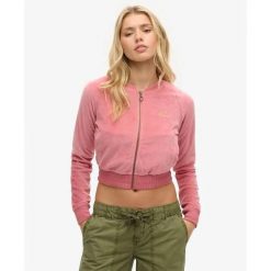 Kurtka dresowa z zamkiem błyskawicznym, welurowa, z haftem dla kobiet Superdry. Czerwone kurtki Superdry, xs, bez wzorów, z dresówki, klasyczne, bez kaptura. Za 405.00 zł.