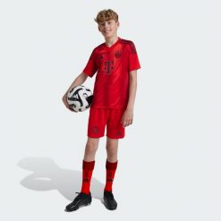 Szorty FC Bayern 24/25 Home Kids. Czerwone szorty adidas, bez wzorów, z materiału, sportowe. Za 179.00 zł.