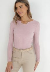Jasnoróżowy Sweter z Krótkim Łańcuszkiem przy Dekolcie Prążkowany Enduyi. Czerwone swetry Born2be, na jesień, l, bez wzorów, z dzianiny, bez ramiączek. W wyprzedaży za 58.49 zł.