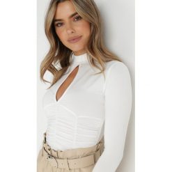 Biała Bluzka z Wycięciem Israela. Białe bluzki Born2be, l, z aplikacjami, z bawełny, eleganckie, bez kołnierzyka, bez ramiączek. Za 49.99 zł.