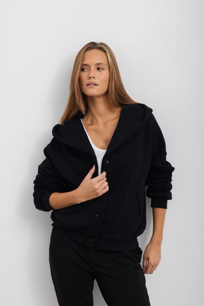 BLUZA LOREN CZARNA M - Flawless. Czarne bluzy Flawless, m, bez wzorów, z bawełny, sportowe, bez ramiączek, bez kaptura. Za 394.00 zł.