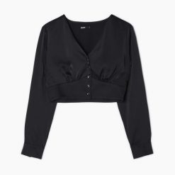Krótka czarna koszula - Czarny. Czarne koszule Cropp, l, bez wzorów, z tkaniny, bez kołnierzyka, bez ramiączek. W wyprzedaży za 39.99 zł.