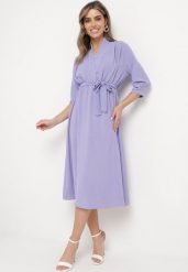 Jasnofioletowa Sukienka Rheniolea. Fioletowe sukienki Born2be, m, bez wzorów, eleganckie, bez kołnierzyka, bez ramiączek, midi, kopertowe. W wyprzedaży za 82.49 zł.