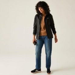Kurtka trekkingowa damska Pack It Jacket III kieszonkowa przeciwdeszczowa. Czarne kurtki przeciwdeszczowe Regatta, xs, bez wzorów, z softshellu, bez kaptura, trekkingowe. Za 249.99 zł.