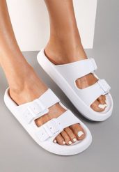 Białe Klapki Galomela. Białe klapki Renee, bez wzorów, z gumy, bez obcasa, na płaskiej podeszwie, bez zapięcia. Za 49.99 zł.