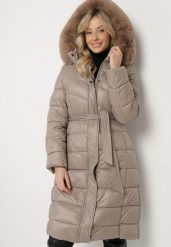 Beżowa Pikowana Kurtka o Długim Kroju z Odpinanym Kapturem z Futerkiem i Paskiem oleti. Brązowe kurtki Born2be, na zimę, l, bez wzorów, z jeansu, eleganckie. Za 169.99 zł.