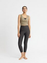 Rethinkit Legginsy sportowe "Bea" w kolorze czarnym rozmiar: M. Czarne legginsy Rethinkit, bez wzorów, z materiału, sportowe. Za 144.92 zł.