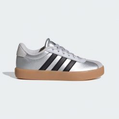 Buty VL Court 3.0. Czarne buty sportowe lifestyle adidas, bez wzorów, z zamszu, bez zapięcia, na jogę i pilates. W wyprzedaży za 164.25 zł.