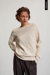Sweter z dekoltem w łódke beżowy. Brązowe swetry MOODO, l, bez wzorów, z poliamidu, bez ramiączek. Za 149.99 zł.