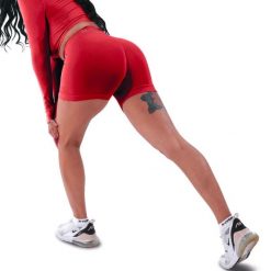 Techniczne szorty z efektem push-up i idealną sylwetką. Czerwone szorty R-EVENGE, bez wzorów, z elastanu. Za 131.89 zł.