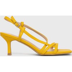 Answear Lab sandały kolor żółty. Żółte sandały Answear Lab, bez wzorów, z gumy, bez obcasa, na obcasie, bez zapięcia. Za 189.99 zł.