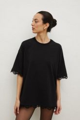 Tshirt typu oversize z KORONKĄ w kolorze BLACK- MIDNIGHT. Czarne t-shirty Marsala, m, bez wzorów, z bawełny, klasyczne, bez kołnierzyka, bez ramiączek. Za 169.90 zł.