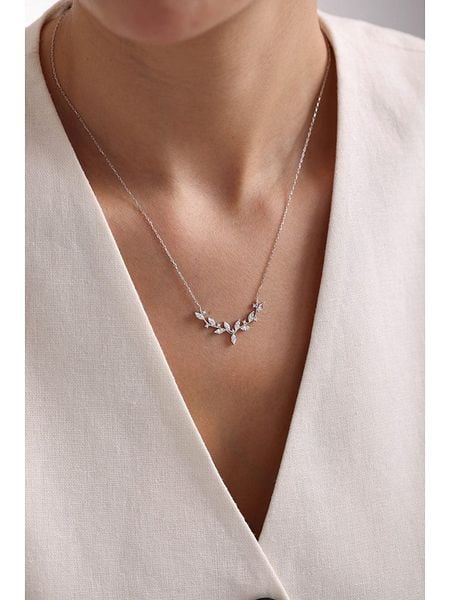 Lodie Silver Srebrny naszyjnik z elementem ozdobnym - dł. 42 cm rozmiar: onesize. Szare naszyjniki Lodie Silver, z materiału, z cyrkonią, srebrne. Za 101.23 zł.