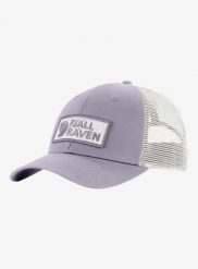 Czapka z daszkiem Fjallraven Langtradarkeps. Fioletowe czapki z daszkiem Fjällräven, bez wzorów, z bawełny, eleganckie. Za 186.99 zł.