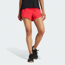 Szorty Pacer Training 3-Stripes Woven High-Rise. Białe szorty sportowe adidas, bez wzorów, z materiału, na fitness i siłownię. Za 149.00 zł.