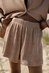 Szorty z plisowanej BAWEŁNY w kolorze BEIGE SAND -SHELLY-M. Brązowe szorty Marsala, bez wzorów, z bawełny. Za 229.90 zł.