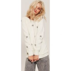 Sweter w gwiazdy - Kremowy. Swetry marki DOMYOS. W wyprzedaży za 59.99 zł.