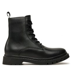 Botki Tamaris. Czarne botki Tamaris, bez wzorów, bez obcasa, na płaskiej podeszwie, bez zapięcia. Za 259.99 zł.