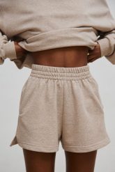 Szorty z dzianiny dresowej w kolorze BEIGE MELANGE - LE PETIT-S. Brązowe szorty sportowe Marsala, bez wzorów, z bawełny, z podwyższonym stanem, na fitness i siłownię. W wyprzedaży za 57.48 zł.